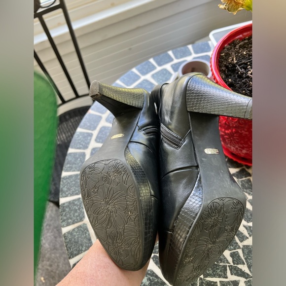 Umbarto Ruffini Vera black ankle boots. Size 40 or 9. Black leather upper. - Picture 2 of 11